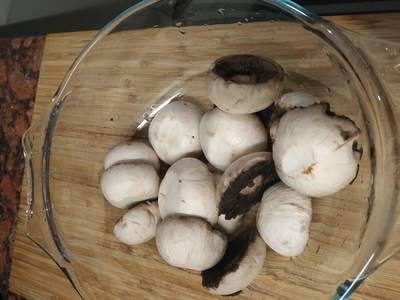 Prepare the mushrooms Cognac Chestnut Mushrooms on Floating Zucchini with Asparagus