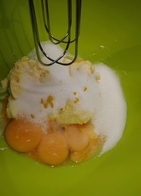 Add egg yolks with butter, sweetener, vanilla extract, lemon extract and lemon zest Lemon and Custard Cake