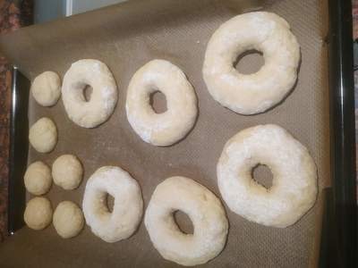 Add the dough rings and the small balls on a baking sheet Cheese Doughnuts