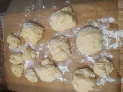 Cut the dough in 6 parts of 120 grams and 6 smaller balls of 40 grams Cheese Doughnuts