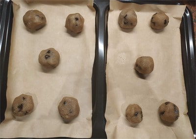Take 2/3 tbsp of dough and form small balls from the dough. You’ll get approximately 10 cookie dough balls Chocolate Chips Biscuits