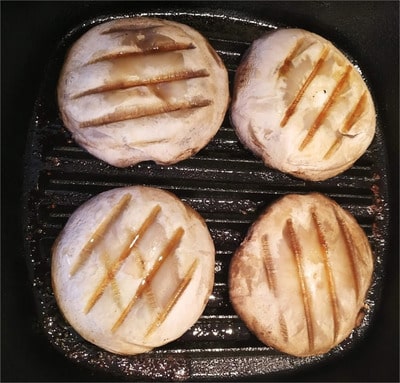 Spray with cooking oil an iron cast grill and add the mushrooms for 15 minutes, turning them up after 10 minutes Flat Mushrooms Beef Burger