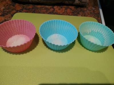 Spray 12 silicone cases and divide the mixture Mini Strawberry Cheese Pies