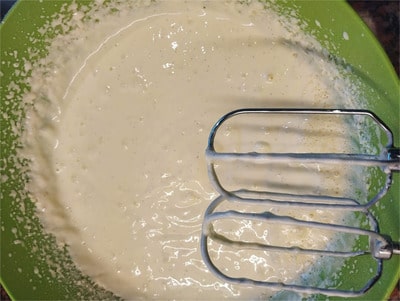 In a large bowl, beat together the eggs, the vanilla seeds (or vanilla extract) and the powdered sweetener New York Strawberry Cheesecake