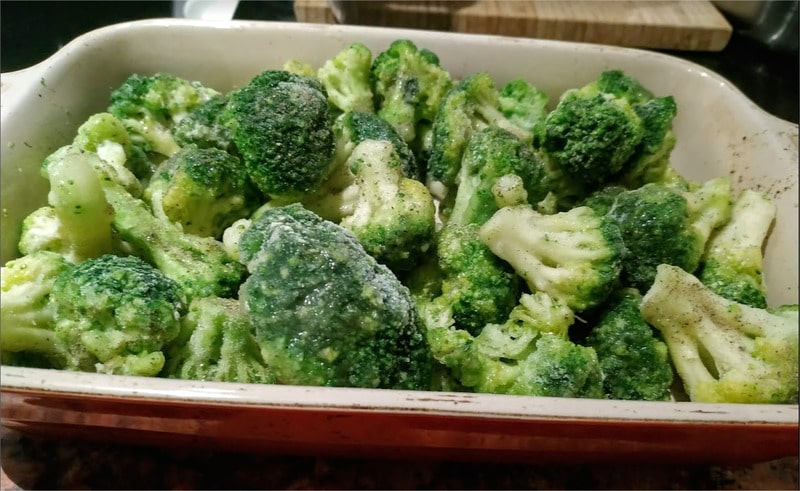 In an oven tray add 500 grams of frozen broccoli and sprinkle them with salt pepper and garlic powder Roasted Broccoli Florets