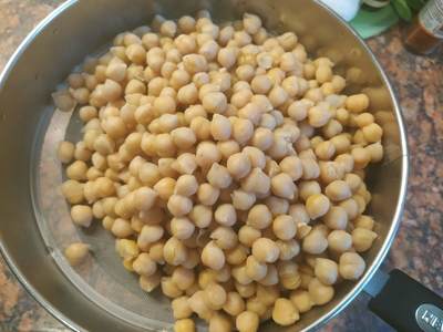 Drain-well-the-chickpeas Easy Hummus Recipe