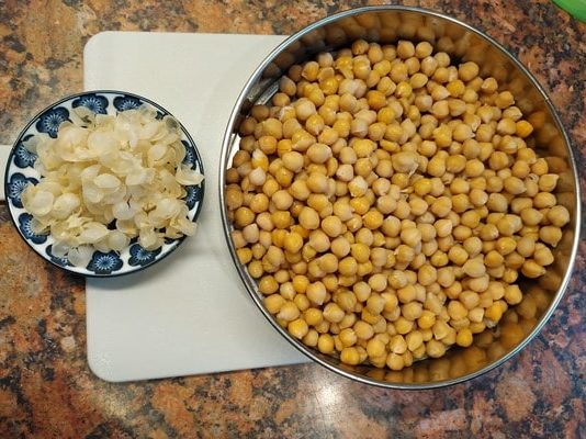 Peel-the-skins-of-the-Chickpeas Easy Hummus Recipe
