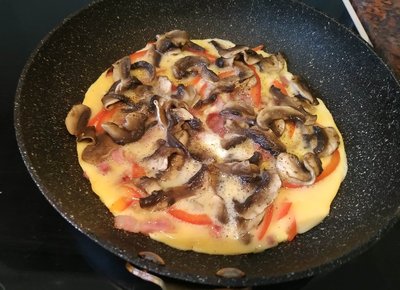 Pancetta, Mushrooms & Red Pepper Omelette Sprinkle the drained mushrooms
