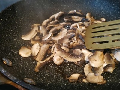 Pancetta, Mushrooms & Red Pepper Omelette stir-fry the mushrooms until they are browned