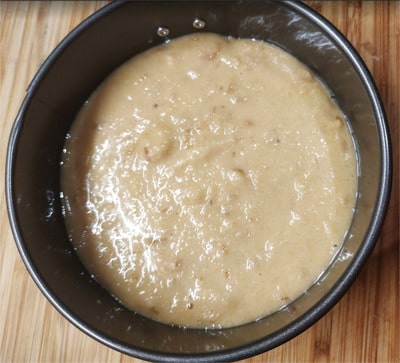 Place the mixture in the base of the cake tin and spread in an even layer, then make it even using the back of a spoon or a spatula Special Walnut, Coffee and Cognac Mini Cake